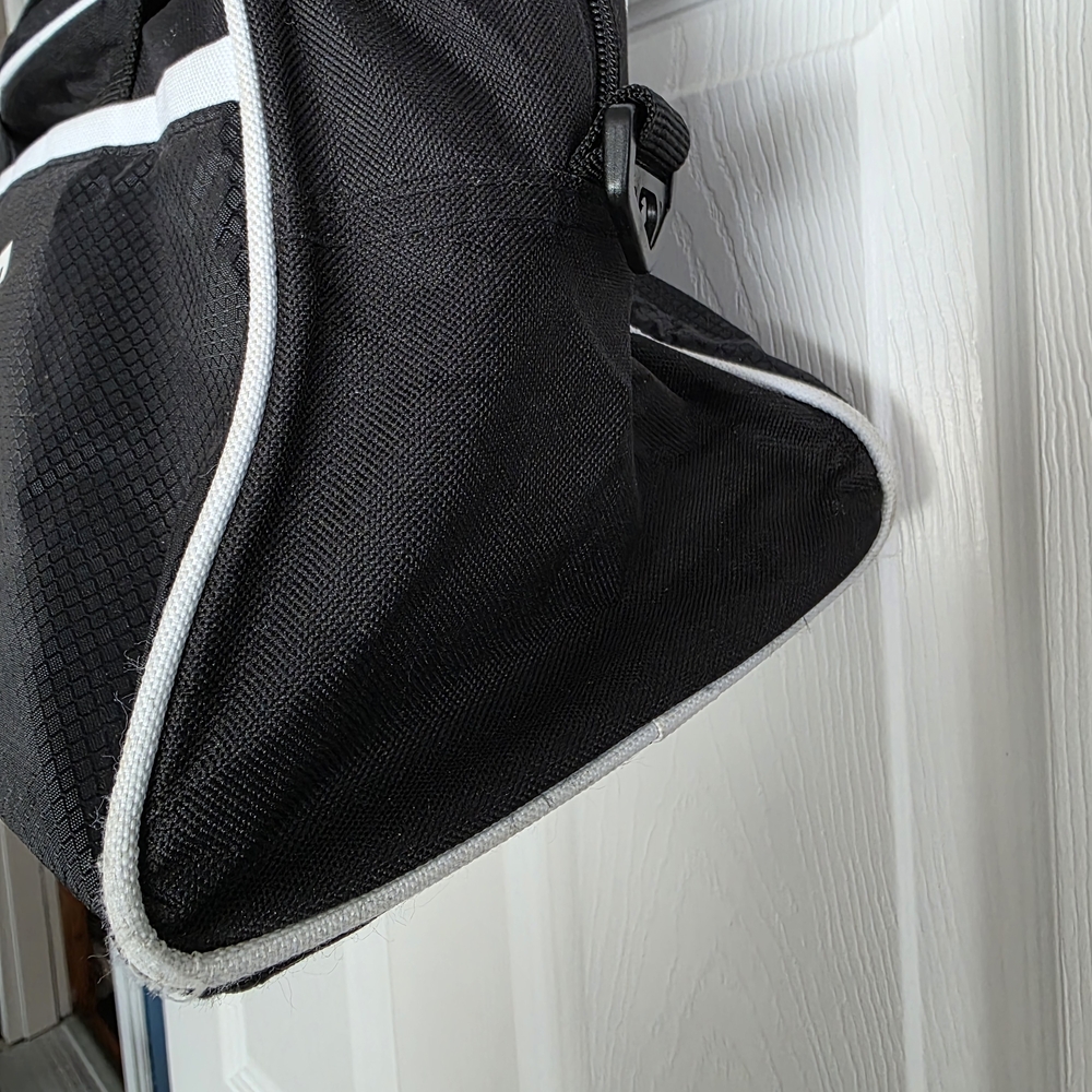 Everlast Sport Black and White Duffel Bag - Picture 3 of 4